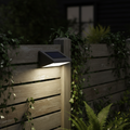 Solar wall light gắn hàng rào gỗ sân vườn ban đêm